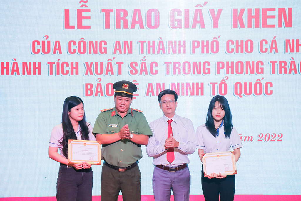 Lễ trao tặng giấy khen của Công an Thành phố Hồ Chí Minh cho 2 nữ sinh viên HUFI có thành tích xuất sắc trong phong trào Toàn dân bảo vệ An ninh Tổ quốc
